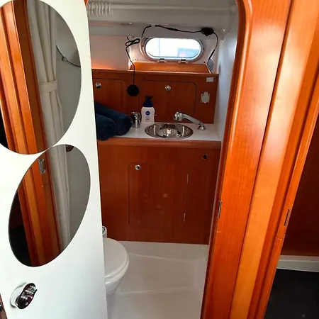 Ботель An Unusual Night On A Boat Ла-Рошель
