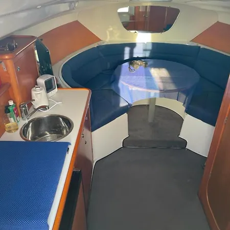 An Unusual Night On A Boat Ботель *